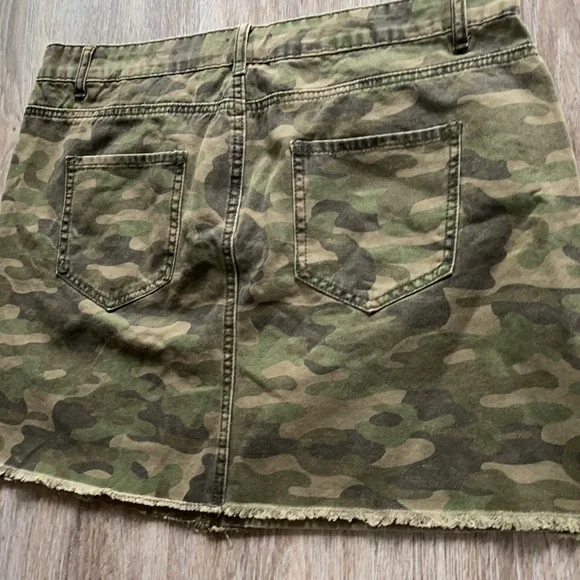 Camouflage Skirt Size Large - Picture 10 of 10